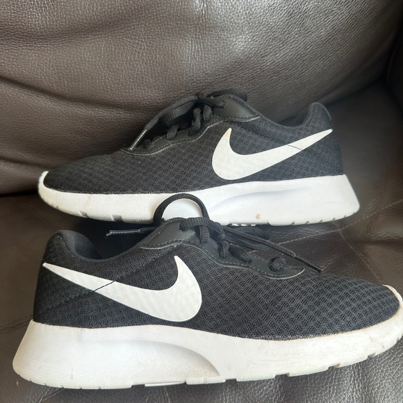 Nike Tanjun Sneakers Women’s 7 - Picture 1 of 7